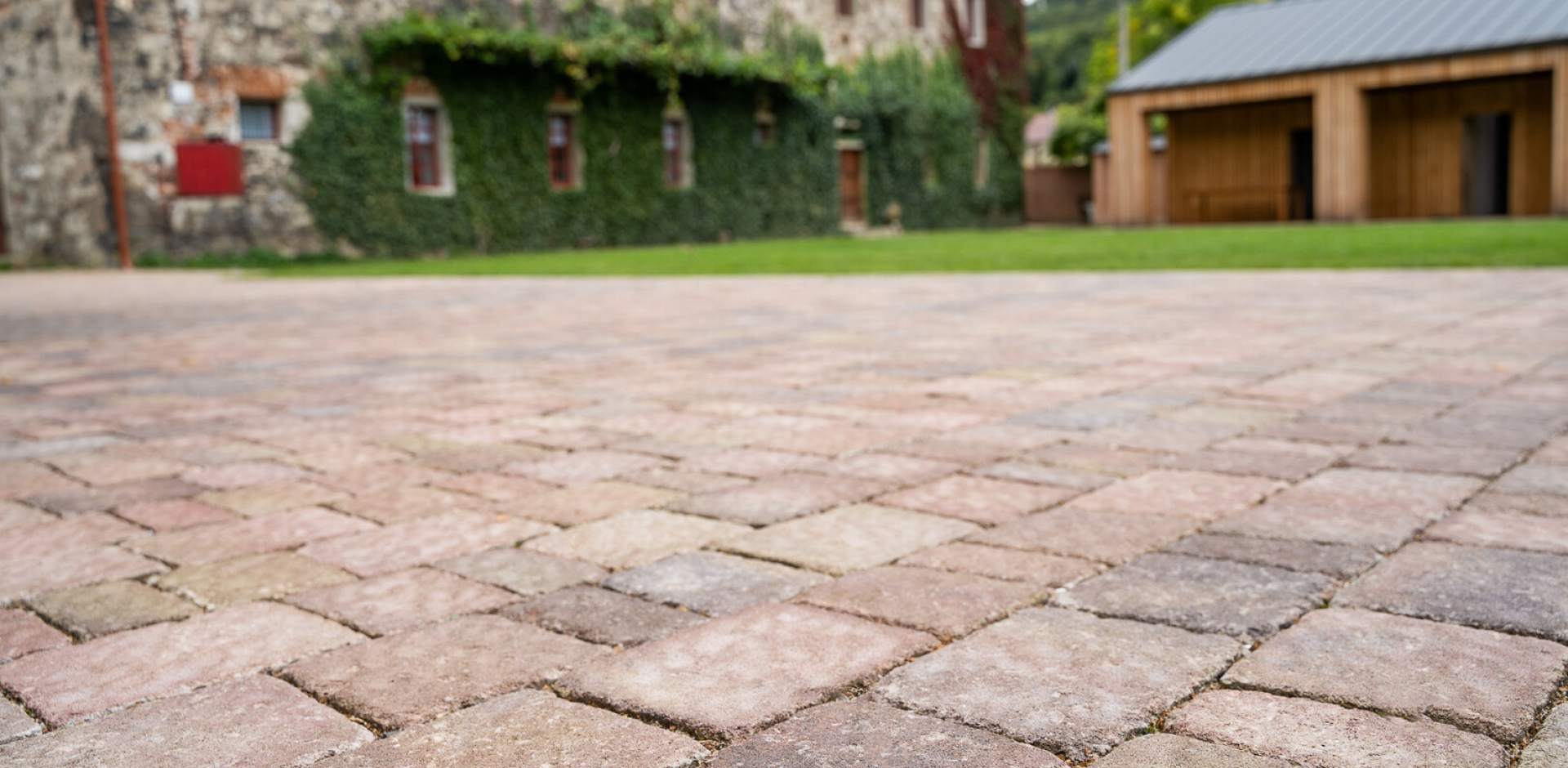 Betonová dlažba s ostařeným povrchem skvěle zapadne i do tradiční zástavby