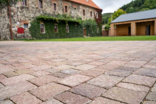 Betonová dlažba s ostařeným povrchem skvěle zapadne i do tradiční zástavby