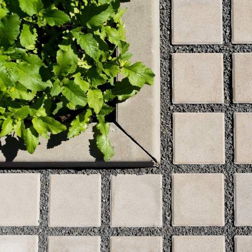 Betonová dlažba k bazénu