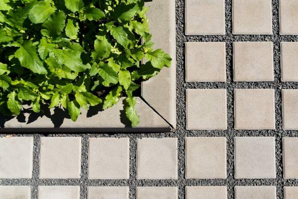 Betonová dlažba k bazénu