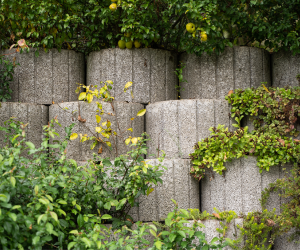 Svahové tvárnice pro okrasné a opěrné stěny