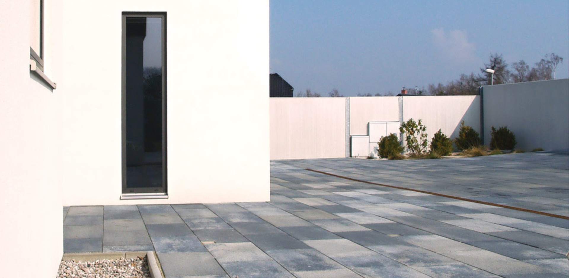 Velkoformátová dlažba u rodinného domu, Karlovy Vary - Dalovice