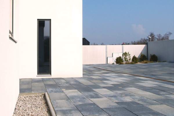 Velkoformátová dlažba u rodinného domu, Karlovy Vary - Dalovice