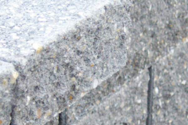 Využijte pro stavbu plotů štípané zdivo