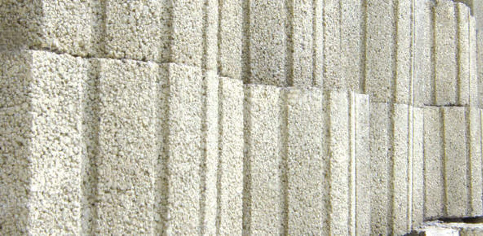 Vytvořte čistě účelné i esteticky působivé stěny z našich svahových tvárnic