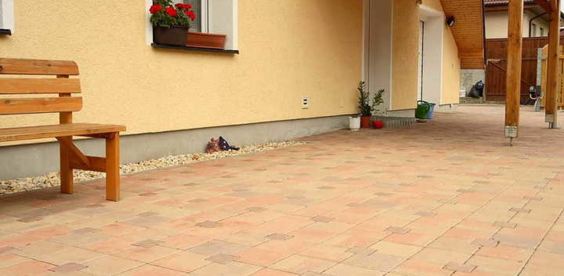 Barevná dlažba u rodinného domu v Hroznětíně