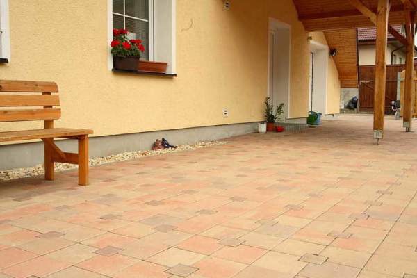 Barevná dlažba u rodinného domu v Hroznětíně